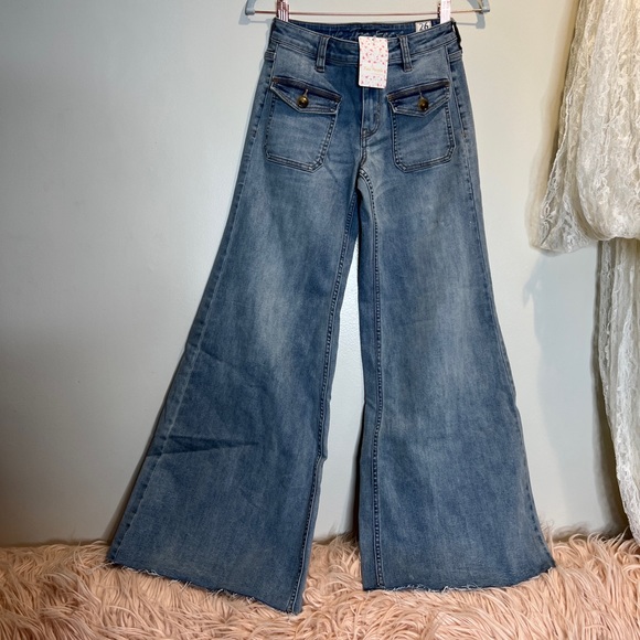 Free People Hailey Low Rise Bell Bottom Jeans patch Front Pockets 26 - Picture 3 of 7